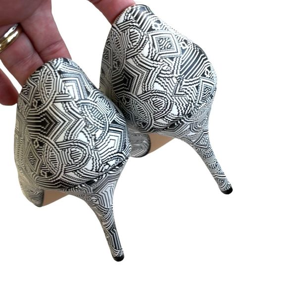 Like new Nicole Miller heels - Picture 6 of 7